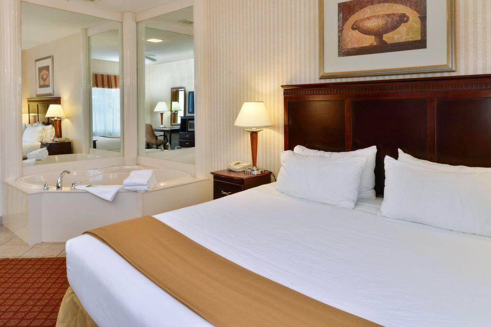 Holiday Inn Express Wixom By Ihg Bagian luar foto
