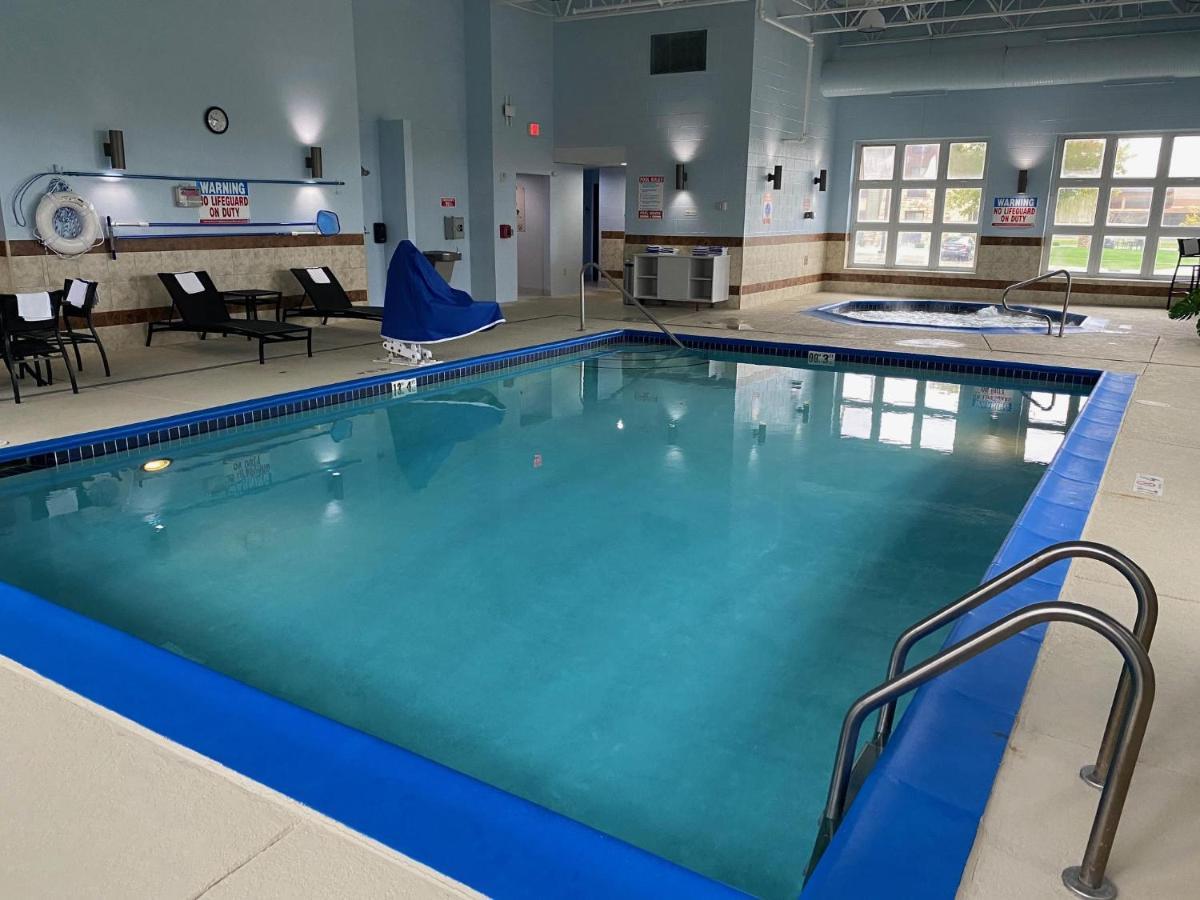 Holiday Inn Express Wixom By Ihg Bagian luar foto