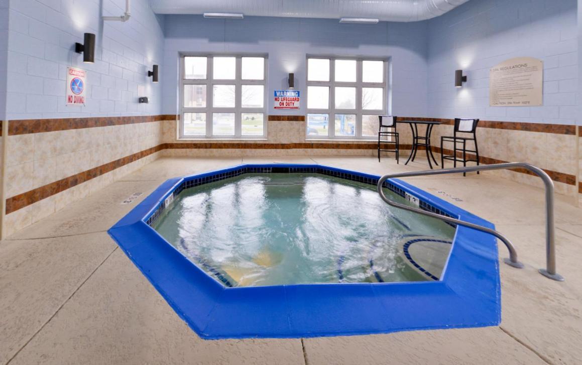 Holiday Inn Express Wixom By Ihg Bagian luar foto