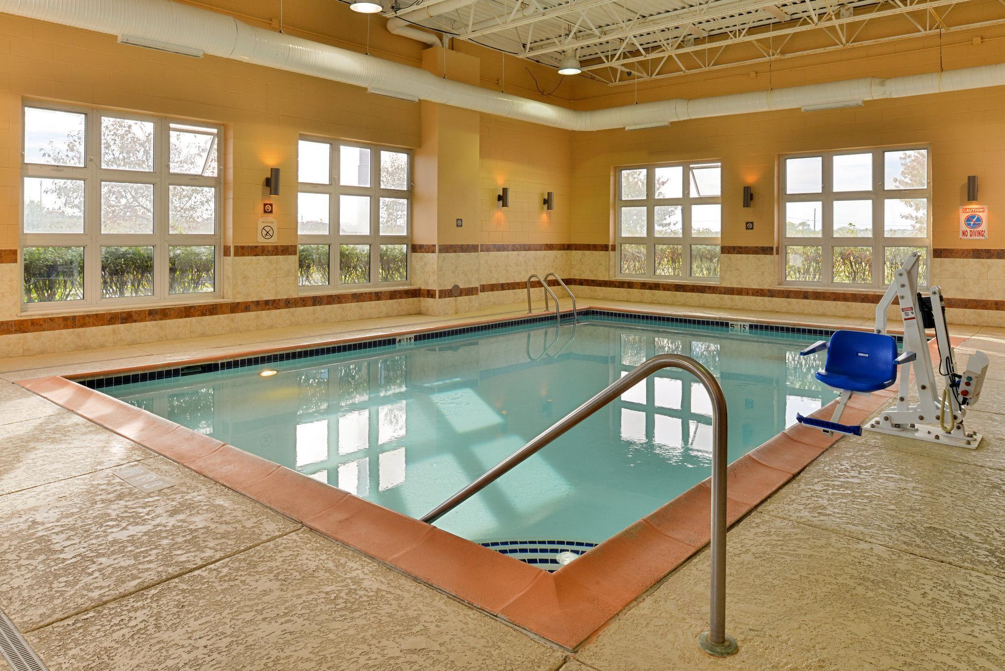 Holiday Inn Express Wixom By Ihg Bagian luar foto