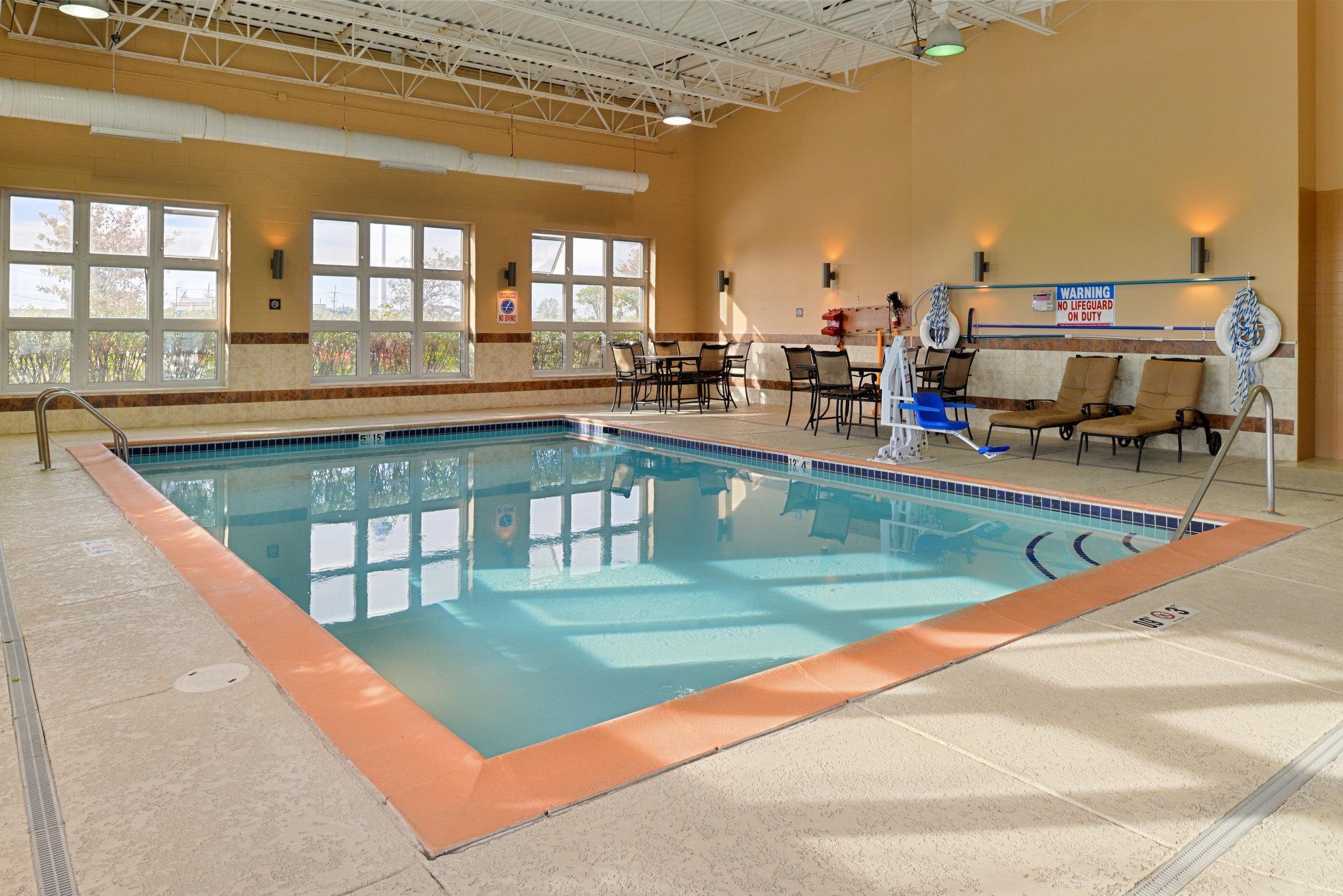 Holiday Inn Express Wixom By Ihg Bagian luar foto