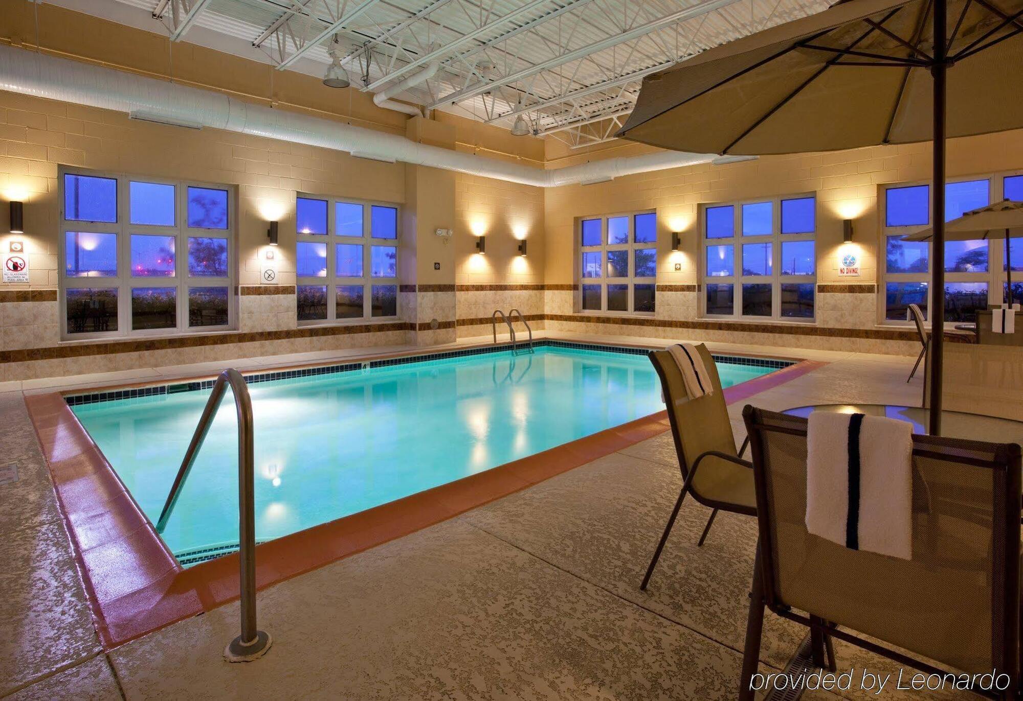 Holiday Inn Express Wixom By Ihg Bagian luar foto